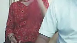 Vaikinas įterpia Didelis Gaidys tight ass, busty Blond