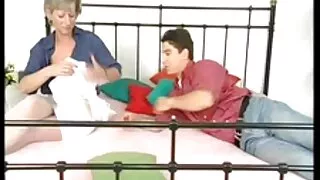 Moksleivė pavogė Raštinės reikmenys ir buvo sugauti apsaugos darbuotojas, kuris pakliuvom jos