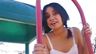 Brandi mergaitė tupint ant savo meilužio gaidys iš darbo