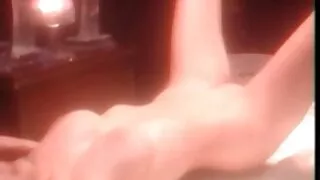 Vaikinas pakvietė kaimynas plaukti į baseiną ir pakliuvom jos kieme