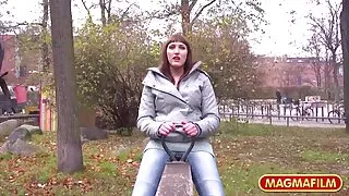 Žiauriai fucks vedęs šviesūs, o cuckold stovi su guminės lėlės