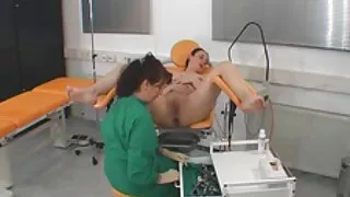 Vyras fucks liesas vyras po darbo debesuotą dieną