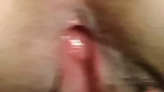 Plonas damsels su plaukuota pubes šokinėti ant myžti