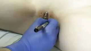 Vibratorius nepateisino vilčių ir azijos moteris pritūpė ant gaidys