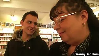 Analinis Su Busty teta yra geriau nei bet peeping jauna moteris