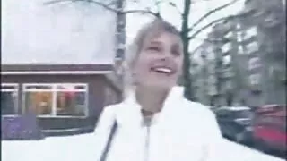Juoda aktyvistas fucks maža šviesiaplaukė gerklėje